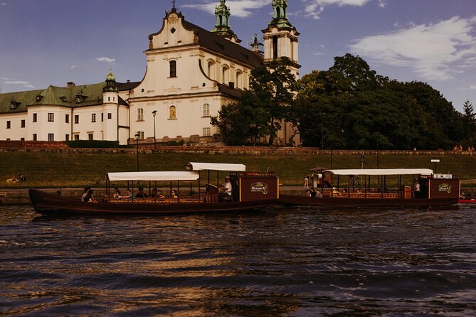 1 Hour Traditional Gondola Sightseeing Vistula River Cruise - A wooden gondola gives Krakow a different angle