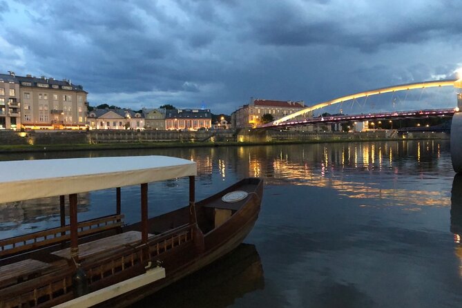 1 Hour Traditional Gondola Sightseeing Vistula River Cruise - Wawel Castle is the main event