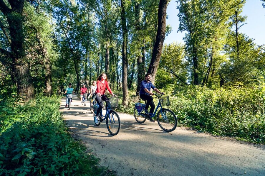 3-Hour Guided Cycling Tour of Warsaw - Chopin, Copernicus, and the riverfront