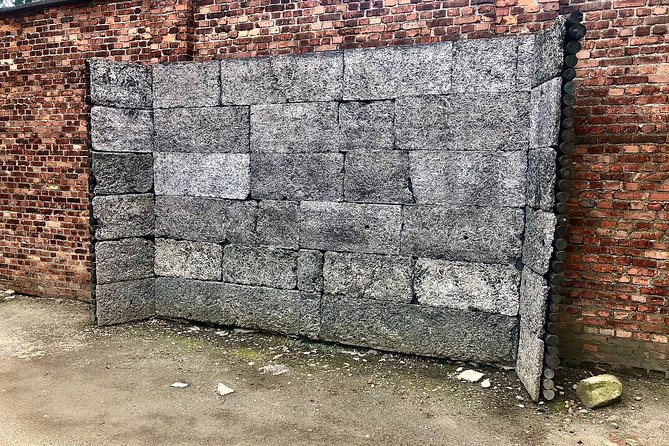 Auschwitz and Birkenau WITHOUT GUIDE private transport from Kraków - Auschwitz I: the first two hours