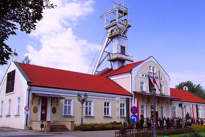 Auschwitz-Birkenau and Salt Mine Full day tour - Group size, headphones, and the day’s rhythm