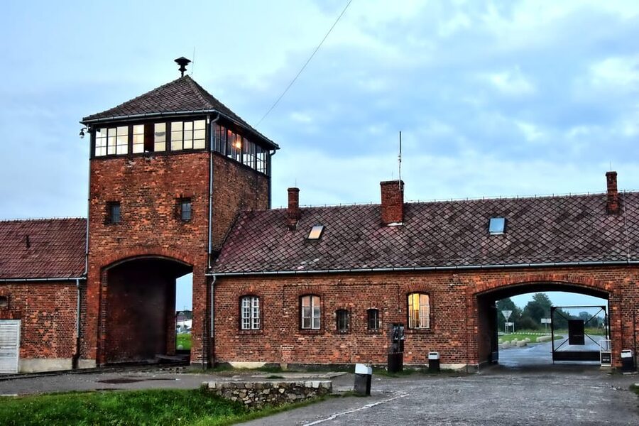 Auschwitz-Birkenau: Guided Tour and Skip-The-Line Ticket - The 15-minute break between the two sites