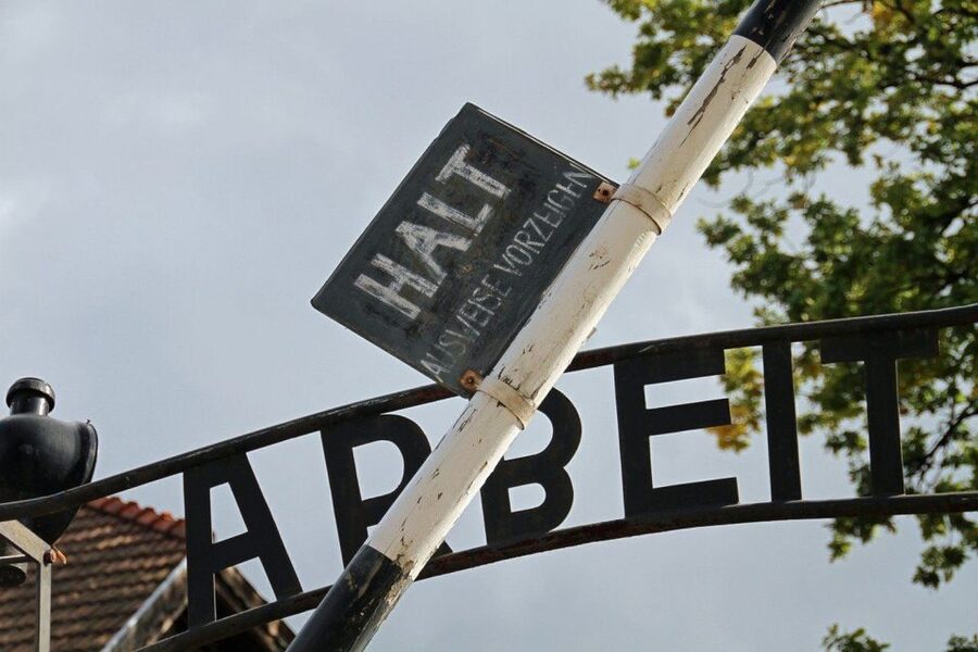 Auschwitz-Birkenau Guided Tour & Transfer from Krakow - The Krakow pickup and 90-minute drive