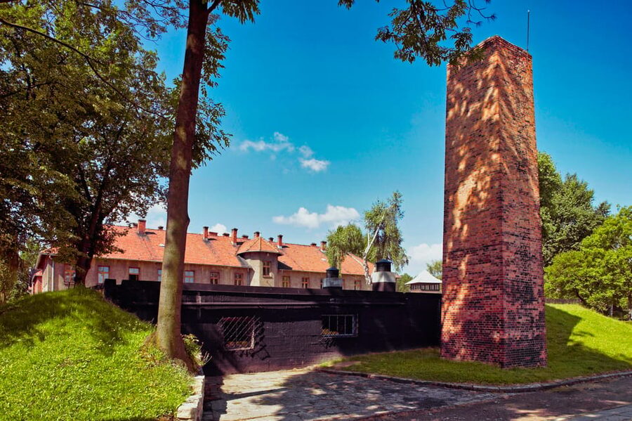 Auschwitz-Birkenau: Guided Tour with Fast Track Ticket - Auschwitz I: prison blocks and the museum visit