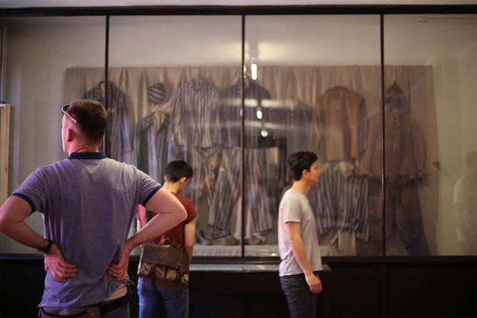 Auschwitz Birkenau: Live-Guided Tour with Transportation and Hotel Pickup - What this Krakow Auschwitz tour really offers