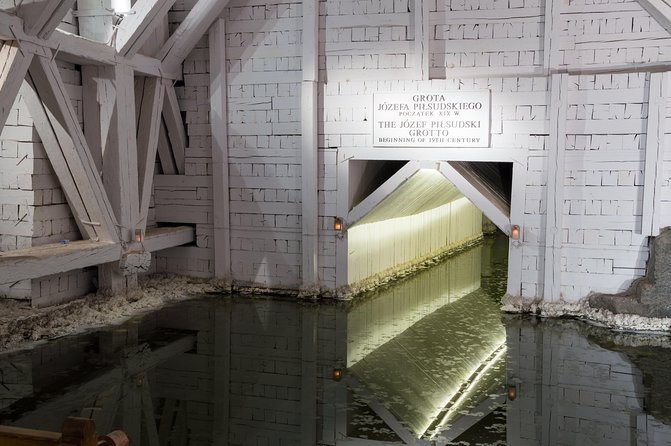 Auschwitz & Wieliczka ONE DAY Guided Tour +Private Transportation - Auschwitz I: a serious, guided visit