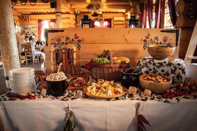 Cottage Style Evening with Folk Show and Traditional Feast from Krakow - Timing, crowding, and the return to Krakow