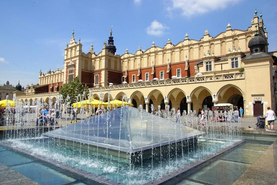 Cracow's Old Town sightseeing & St. Mary's Basilica Visit - The 90-minute pace and who should book