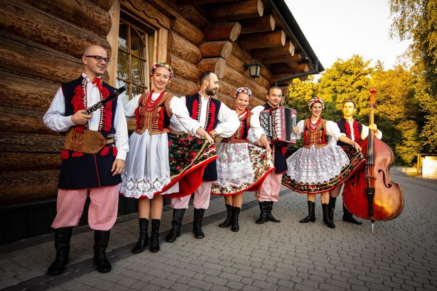 Evening Folk Show, singing, dancing and delicious food! - What the 150-minute schedule feels like