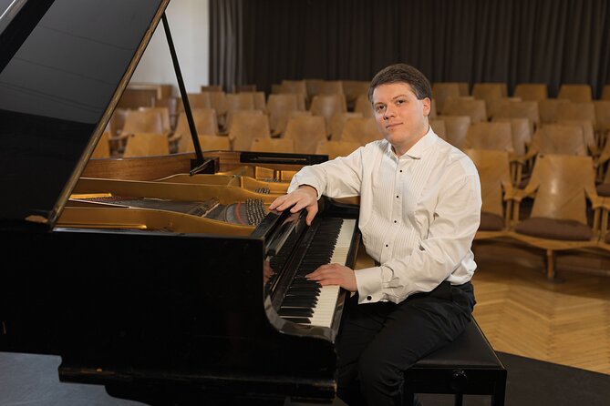 Everyday Chopin Concert at 7 PM with candlelight by the Castle - Why the setting matters in Warsaw