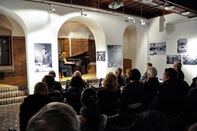 Everyday concerts of Chopin's music at the Old Town in Warsaw - The pianists and the style of performance