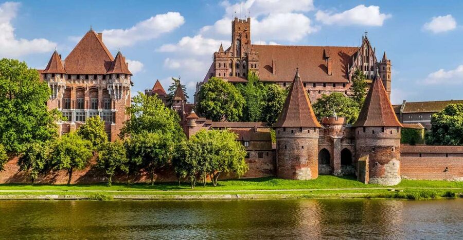 From Gdansk: Half-Day Malbork Castle Tour with Audioguide - Entering the world’s largest castle