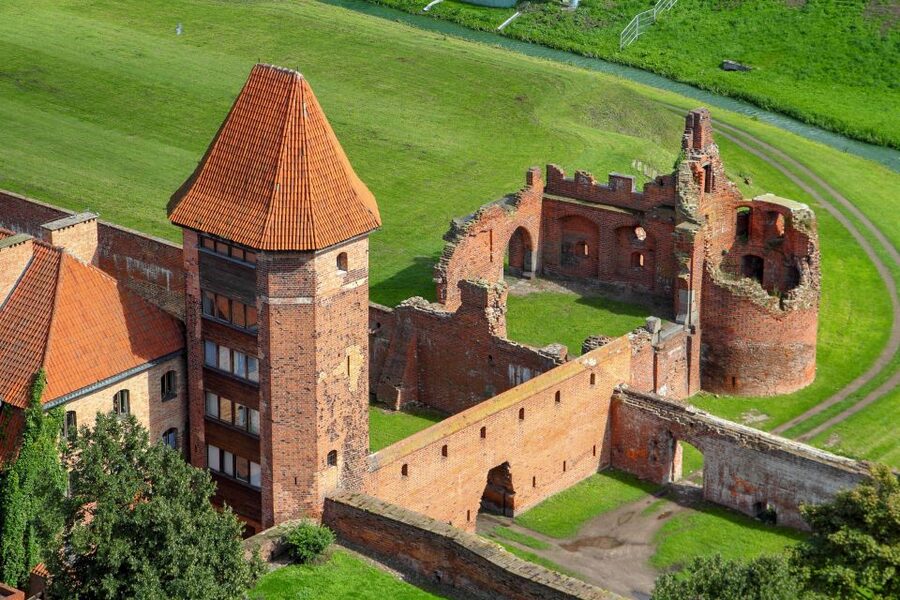 From Gdansk: Malbork Castle Half-Day Private Tour - Rooms, devices, and weapons that make the past feel practical