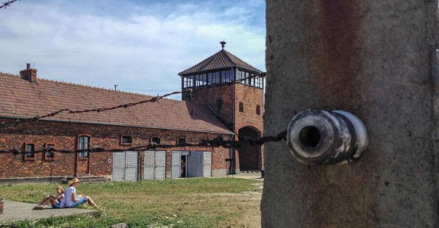 From Krakow: Auschwitz-Birkenau Private or Shared Tour - The short break and transfer to Birkenau