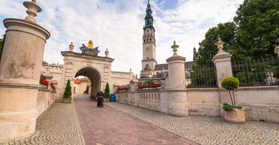 From Kraków: Częstochowa & Łagiewniki Pilgrim Sites Tour - Seeing the Black Madonna at the monastery