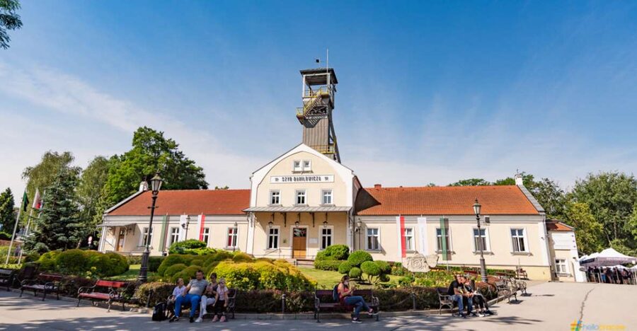 From Krakow: Guided Tour in Wieliczka Salt Mine - The first 380 steps set the tone