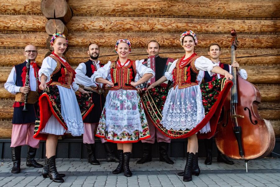 From Krakow: Polish Folk Show with All-You-Can-Eat Dinner - A Polish folk evening outside Krakow