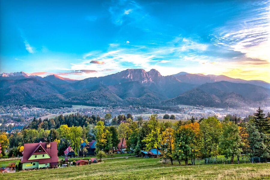 From Krakow: Zakopane Day Trip with Funicular & Food Tasting - Riding the Gubalowka funicular above Zakopane