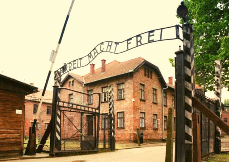 From Warsaw: Auschwitz Day Tour by Private Car with Lunch - Key points to know before booking