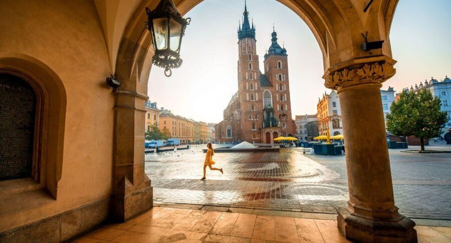 From Warsaw: Guided Tour to Wieliczka Salt Mine and Krakow - Meeting your driver at Krakow station