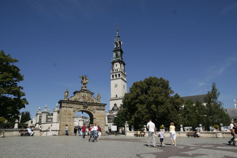 From Warsaw: Jasna Gora & Black Madonna Small Group Tour - Lunch in a local restaurant