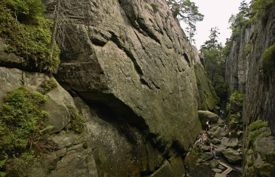 From Wroclaw: Full-Day Stolowe Mountains Trekking Tour - Kudowa Zdroj and its health springs