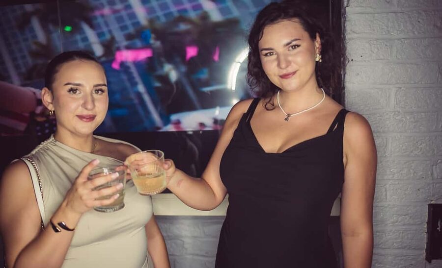 Fun explorers pub Crawl with 1 hour open bar and 3 VIP clubs - Starting at the Eros Bendato statue