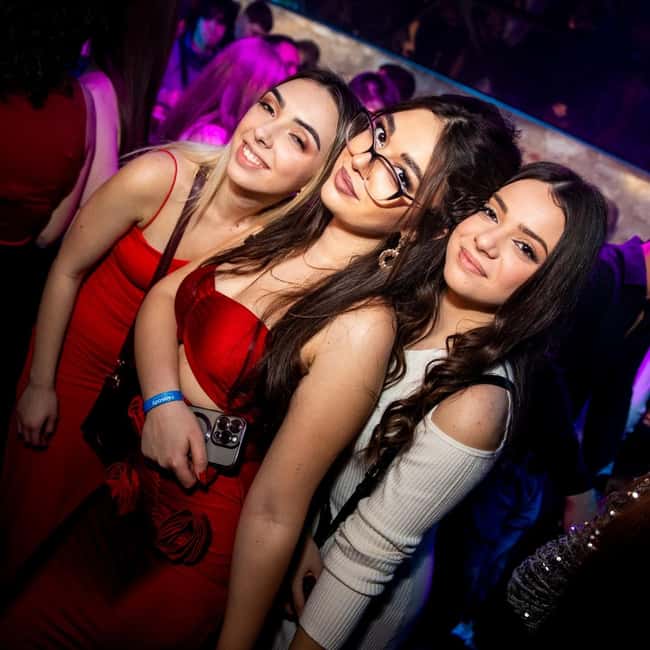 Fun explorers pub Crawl with 1 hour open bar and 3 VIP clubs - Three clubs with VIP entry