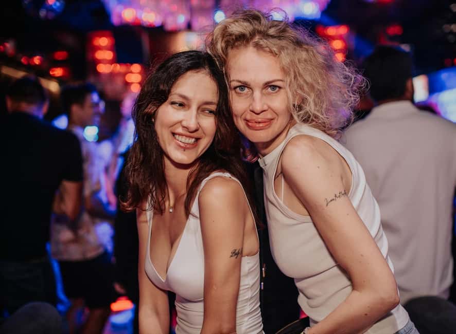 Fun explorers pub Crawl with 1 hour open bar and 3 VIP clubs - The guides make the biggest difference