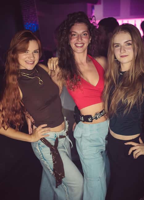 Fun explorers pub Crawl with 1 hour open bar and 3 VIP clubs - The first bar and the social warm-up
