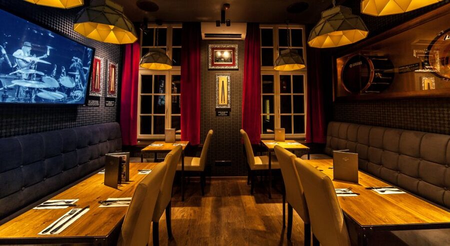 Gdansk: Legendary Burger and Zywiec Beer at Hard Rock Cafe - A rock-and-roll meal in central Gdańsk