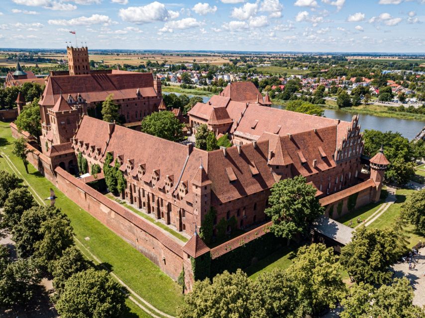 Gdansk: Malbork Castle & Westerplatte Tour with Local Lunch - What the guides add to the day