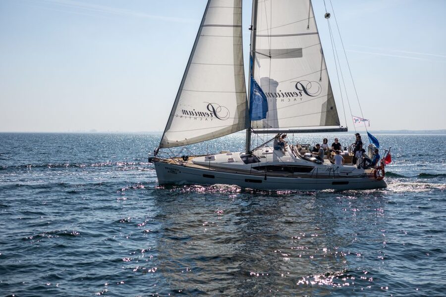 Gdańsk: Motlawa and Port yacht cruise with Welcome Drink - Gdańsk and the birth of Solidarity