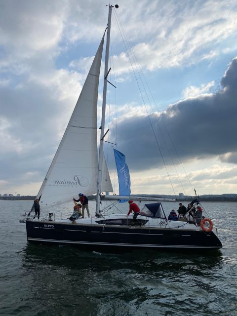 Gdansk: Scenic Evening Yacht Cruise with Welcome Drink - From city waterfront to working Port of Gdańsk