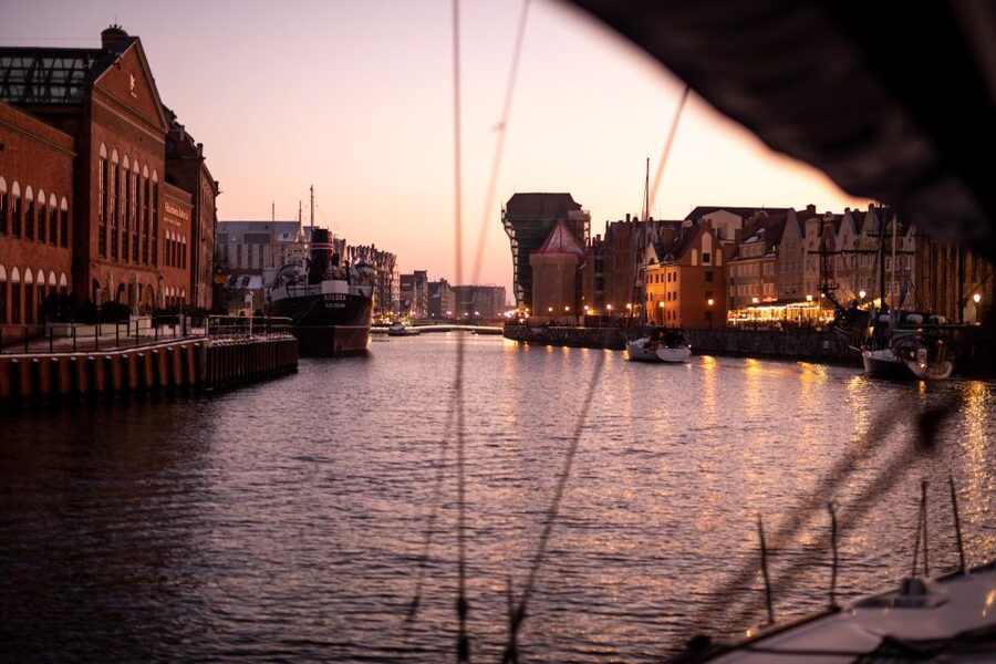 Gdańsk: Scenic Sunset Cruise with Welcome Drink - What the guides add