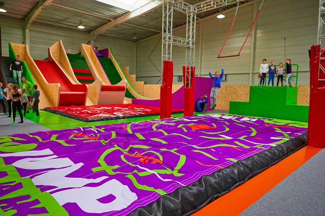 GOjump MEGAPARK Kraków-Sikorki - 1 hour Trampoline Park ticket - What non-jumpers can do while they wait