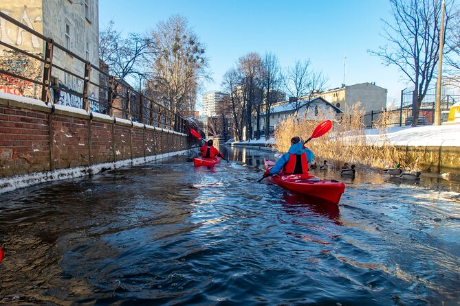 Guided Winter Kayak Tour in Gdańsk & Hot Chocolate Treat - Stop four: Ołowianka and the island setting