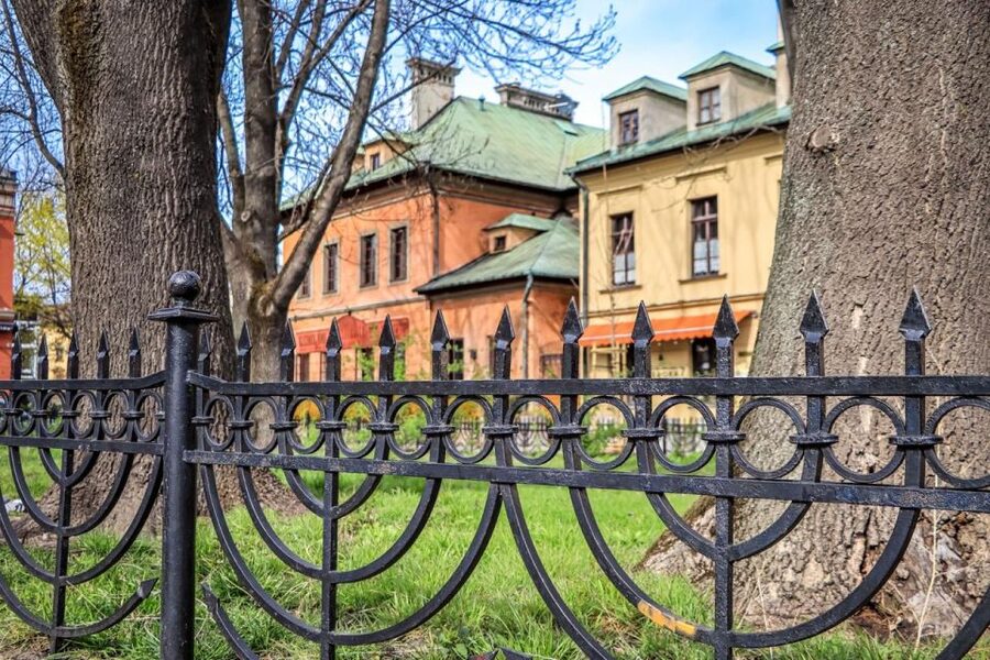 Jewish Krakow Walking Tour in English - Moving from community life to wartime destruction