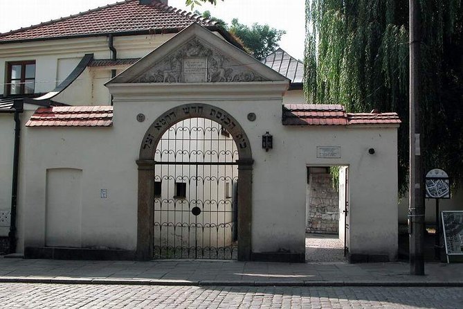 Jewish Quarter, Oskar Schindler's sites and Kraków under Nazi occupation - Remuh Synagogue adds a living religious connection