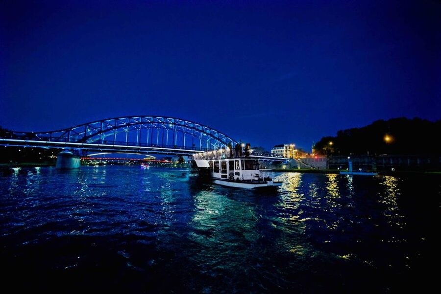 Krakow: 1-Hour Evening Vistula River Cruise - Across the bridges toward Kazimierz