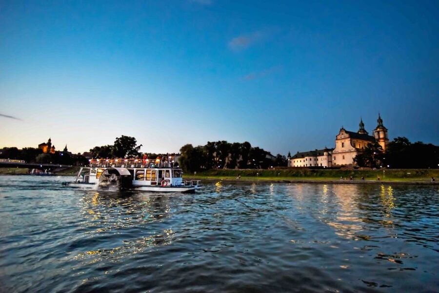 Krakow: 1-Hour Evening Vistula River Cruise - What the boat is like after sunset