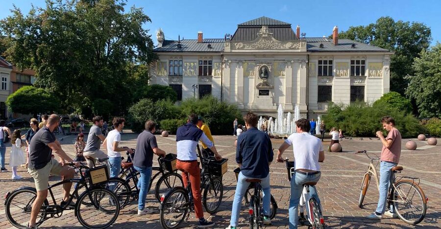 Krakow: 2h Kazimierz (Jewish Quarter) Bike Tour - Why Kazimierz makes sense on two wheels
