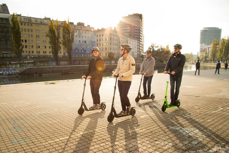 Krakow: 2h Old Town Scooter Tour - Wawel Hill and the castle above the city