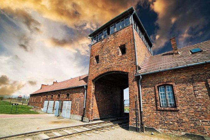 Krakow: Auschwitz-Birkenau Guided Tour with Ticket and Transfer - The ticket and timing problem