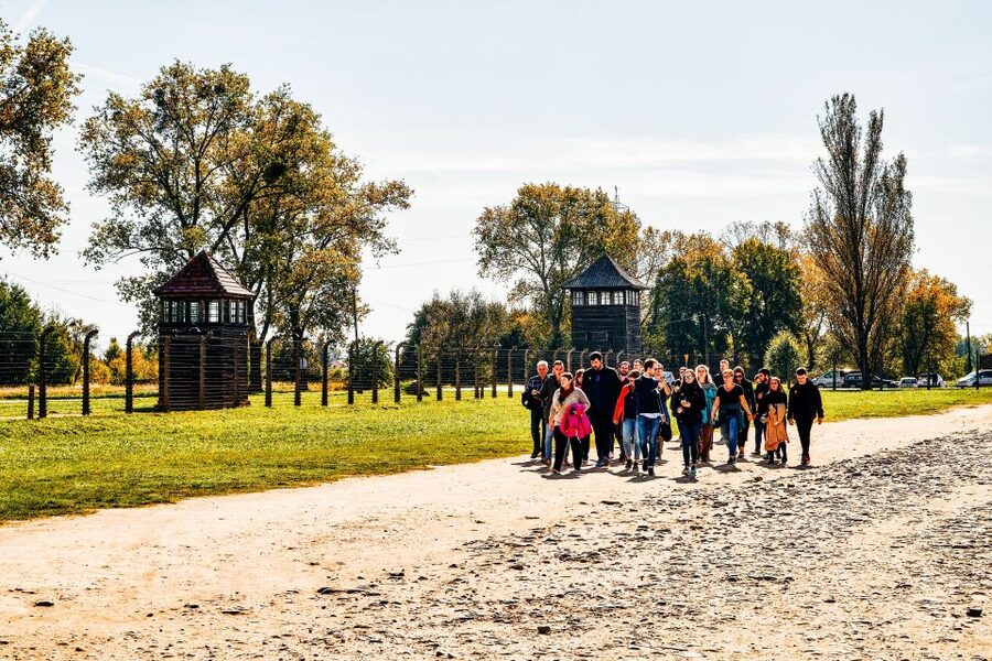 Krakow: Auschwitz-Birkenau Live Guided Tour & Hotel Pickup - Why Auschwitz-Birkenau needs a full day from Krakow