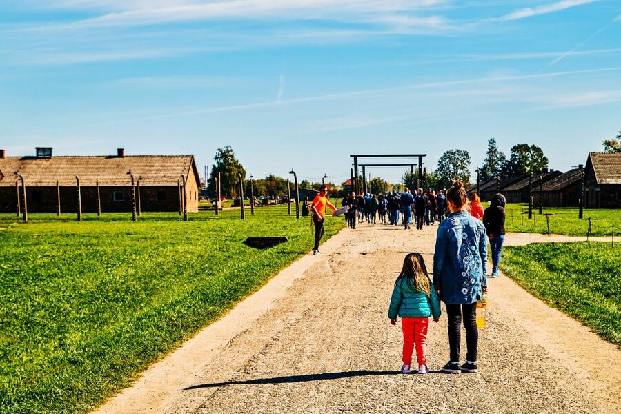 Krakow: Auschwitz-Birkenau Live Guided Tour & Hotel Pickup - The short break and transfer to Birkenau