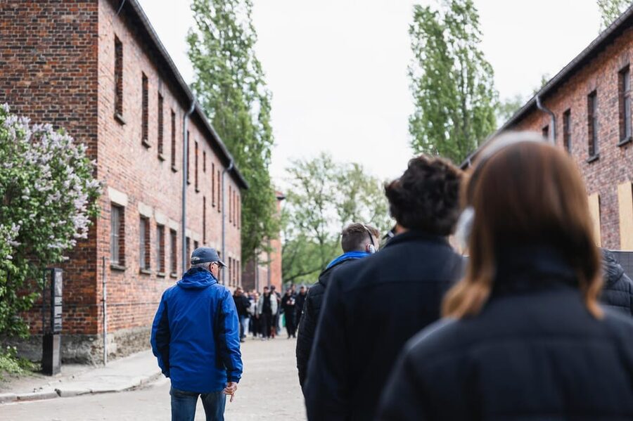 Krakow Auschwitz-Birkenau Memorial Guided Tour Meeting Point - What the guide and tour leader add