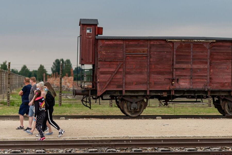 Krakow: Auschwitz-Birkenau Tour Limited to 15 Visitors - Why the small group matters at Auschwitz