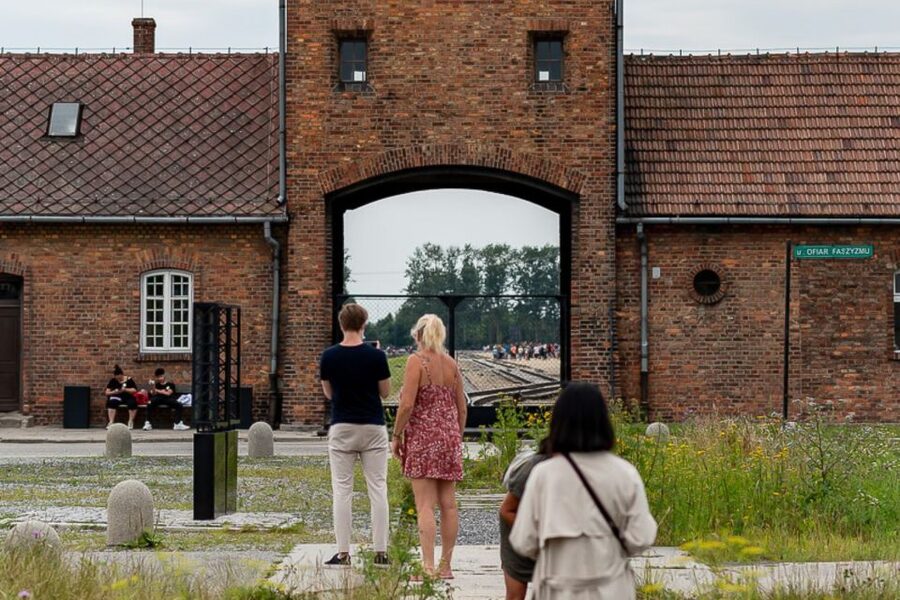 Krakow: Auschwitz-Birkenau Tour Limited to 15 Visitors - Why the day can feel rushed
