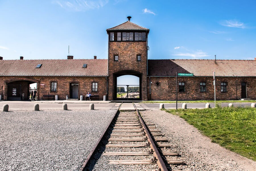 Krakow: Auschwitz-Birkenau & Wieliczka Salt Mine Day Tour - Why combine Auschwitz and Wieliczka in one day?